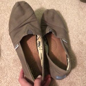 Gray Toms
